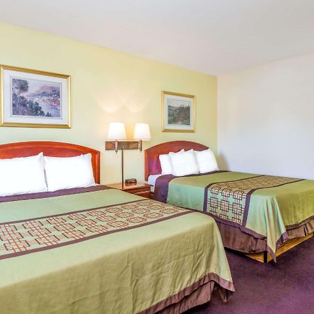 Super 8 By Wyndham Bakersfield/Central Exterior photo
