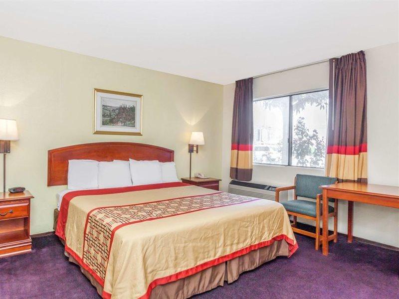 Super 8 By Wyndham Bakersfield/Central Exterior photo