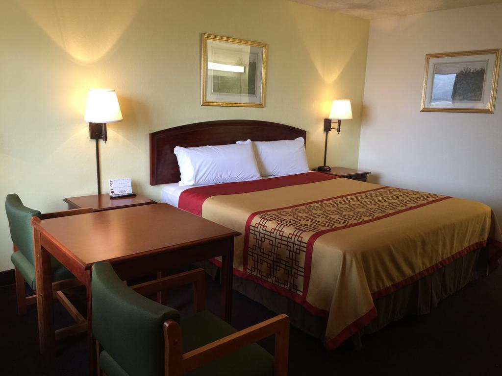 Super 8 By Wyndham Bakersfield/Central Room photo