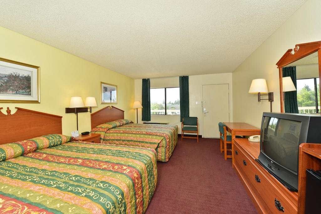 Super 8 By Wyndham Bakersfield/Central Room photo