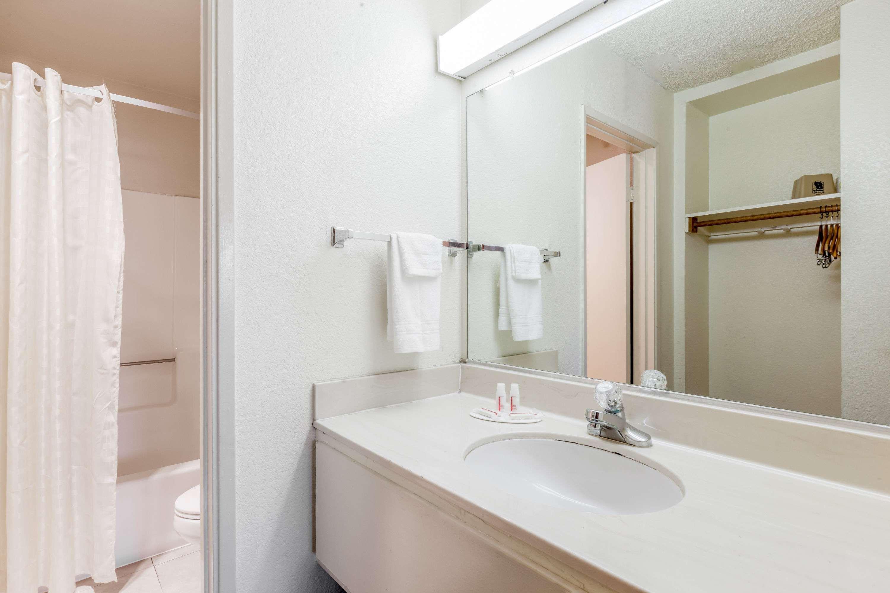 Super 8 By Wyndham Bakersfield/Central Exterior photo