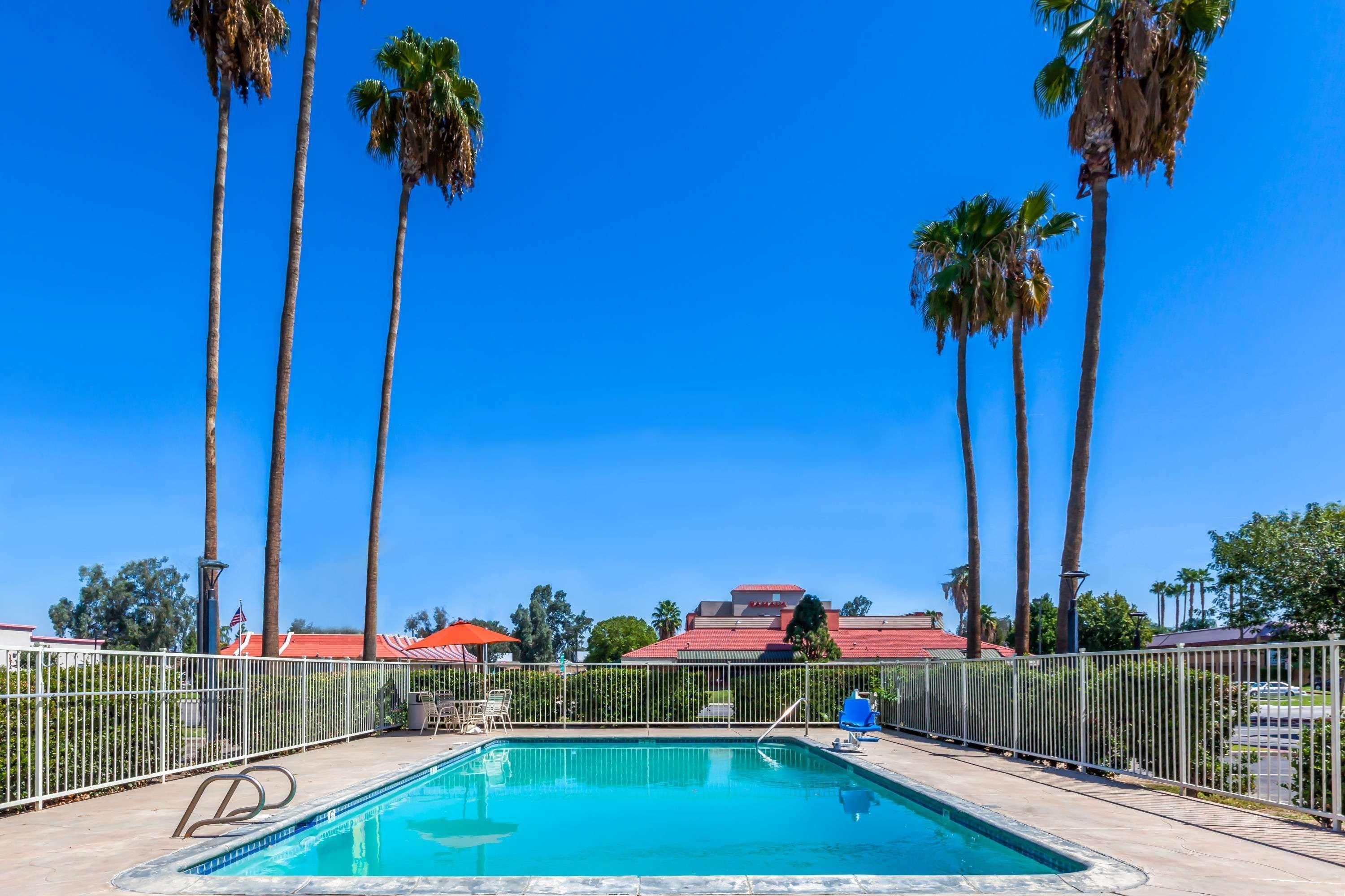 Super 8 By Wyndham Bakersfield/Central Exterior photo
