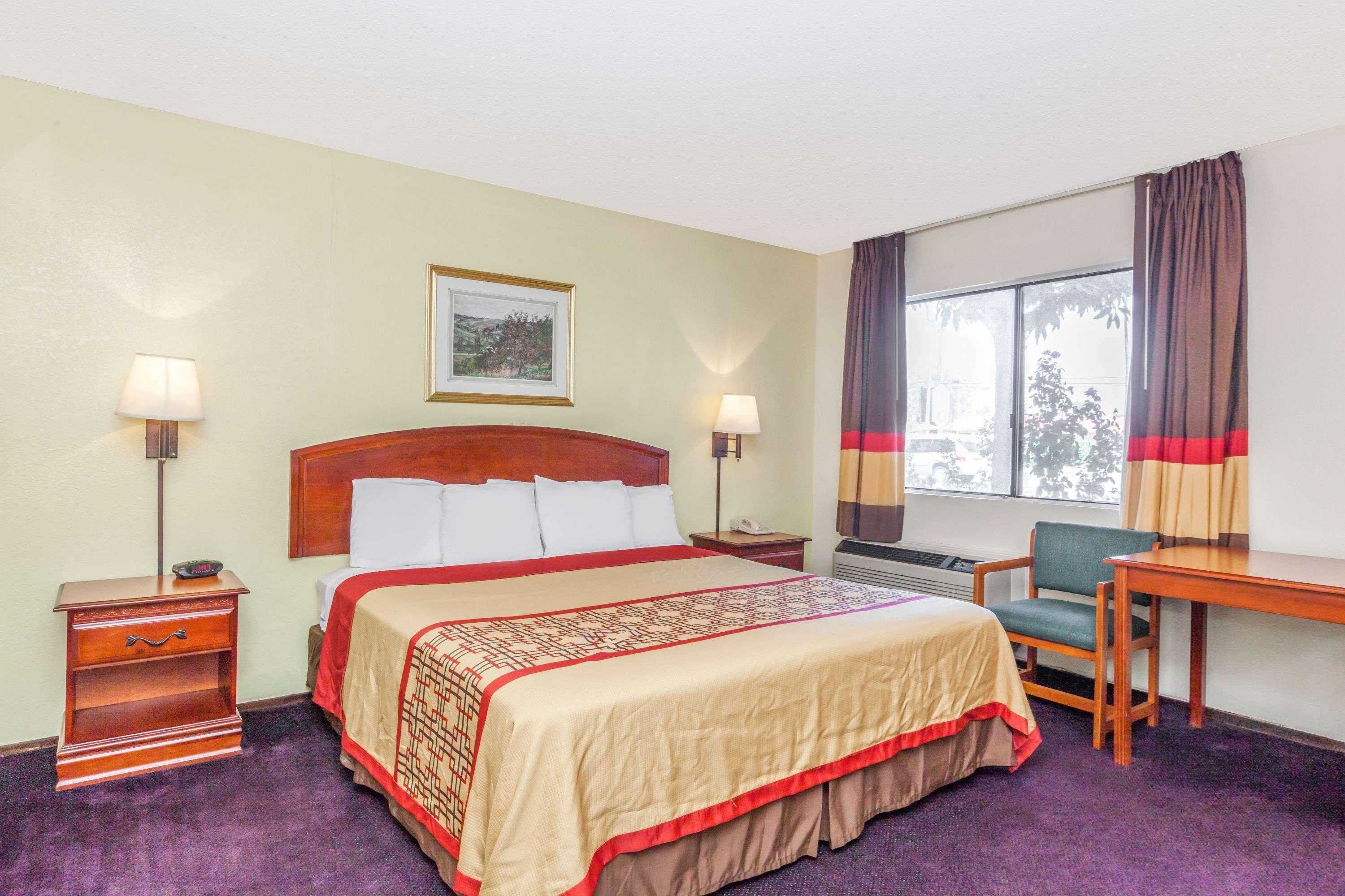 Super 8 By Wyndham Bakersfield/Central Exterior photo