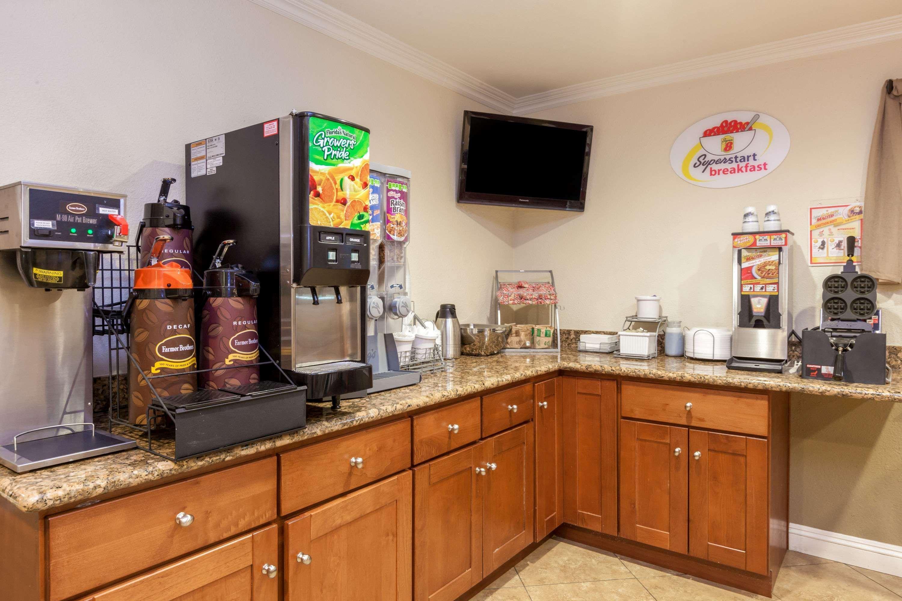 Super 8 By Wyndham Bakersfield/Central Exterior photo