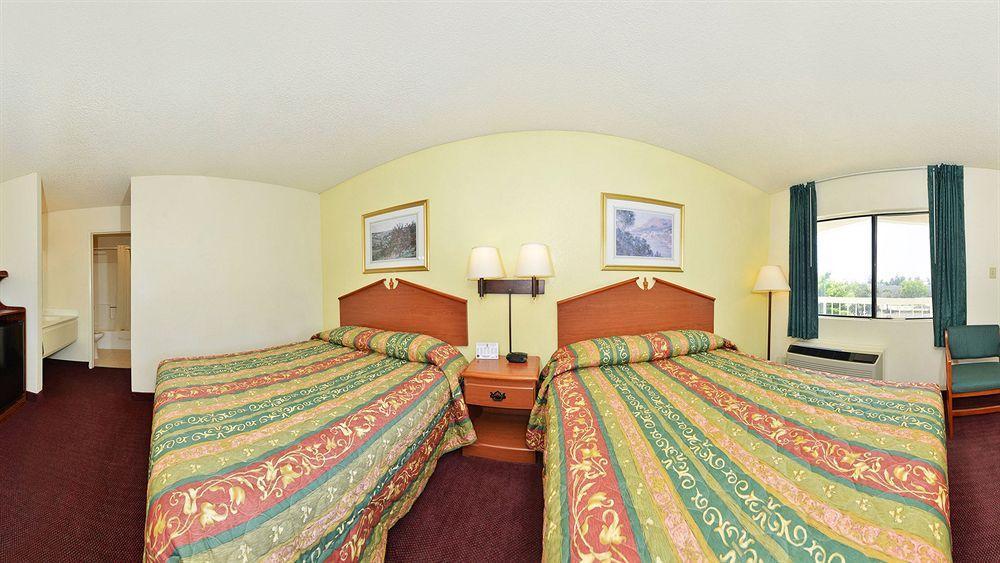 Super 8 By Wyndham Bakersfield/Central Exterior photo