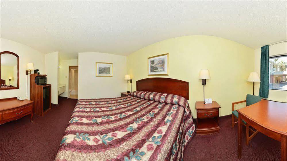 Super 8 By Wyndham Bakersfield/Central Exterior photo